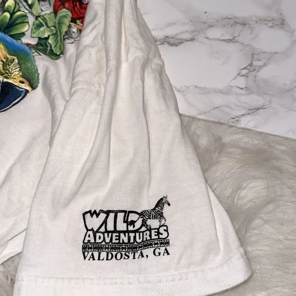 Wild Adventures Blue and Red Bird Print Shirt size medium Valdosta Georgia